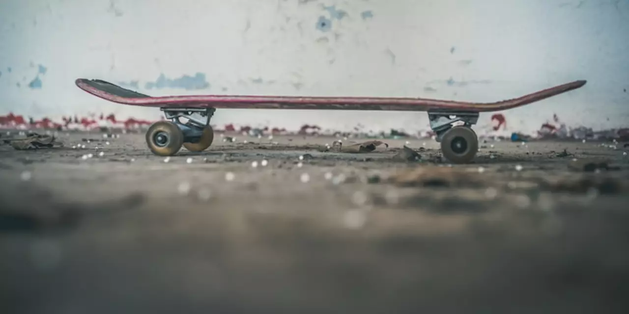 How do you turn quickly on a longboard skateboard?